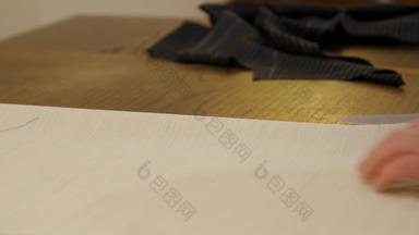 缝纫工具特写镜头剪刀削减前缩小科顿撞织物被称为domette一步完整的帆布定制西装使过程